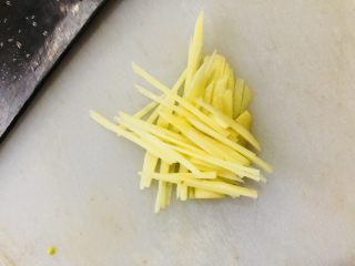 9、豇豆烧茄子,生姜去皮切成丝