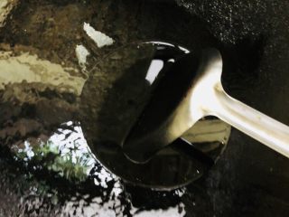 12、豇豆烧茄子,锅内放适量油烧热