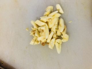 10、豇豆烧茄子,大蒜去皮拍扁切成小丁