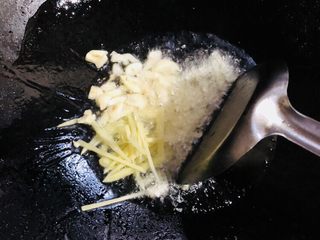 13、豇豆烧茄子,加入姜蒜爆香。