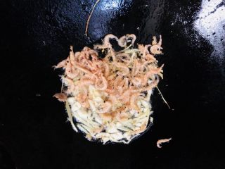 14、豇豆烧茄子,放入虾米炒一会儿