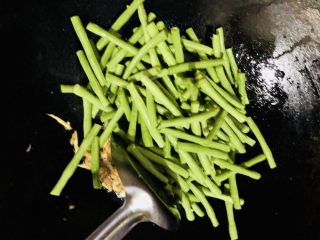 15、豇豆烧茄子,放入豇豆翻炒