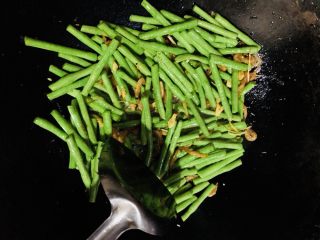 16、豇豆烧茄子,炒至变色