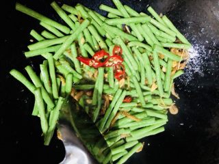 17、豇豆烧茄子,加入辣椒片