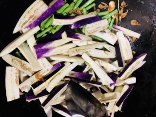 18、豇豆烧茄子,加入茄子一起翻炒均匀