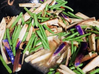 19、豇豆烧茄子,加入适量清水，焖煮至水份收干。