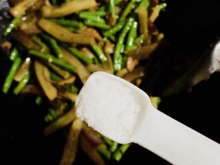 20、豇豆烧茄子,加入适量盐