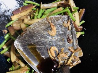 21、豇豆烧茄子,少许蚝油