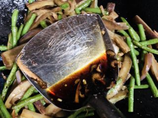 22、豇豆烧茄子,最后加入适量酱油，翻炒均匀后即可出锅装盘。