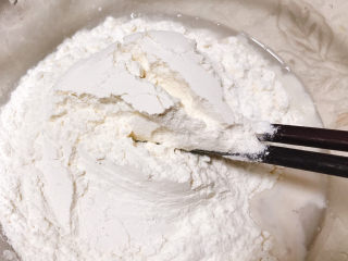 2、花样馒头,放入面粉、猪油揉成光滑面团，放在温暖的地方进行发酵。