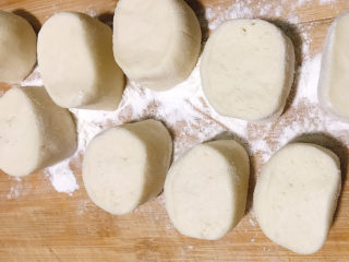 5、花样馒头,切成差不多大小的小剂子