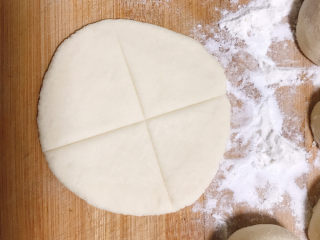 7、花样馒头,用刀在皮子上压十字