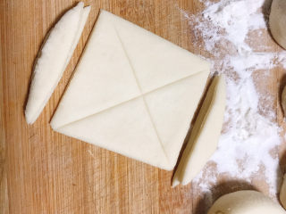 9、花样馒头,两个弧形的边叠在一起