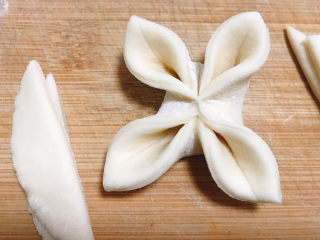 10、花样馒头,将正方形面皮两边对叠后再将另外两边对叠成图片上的样子