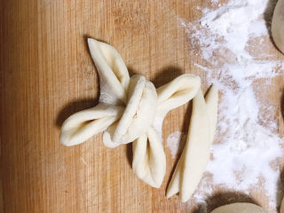 11、花样馒头,两条弧形的边弧形对着天空摆上去，下面稍微压一下