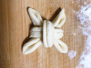 12、花样馒头,另外两条弧形的边再交叉放在前面两条弧形边上