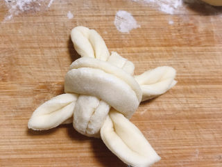 13、花样馒头,用剪刀在4个角上分别剪一刀