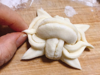 14、花样馒头,将上面对称的两边捏在一起