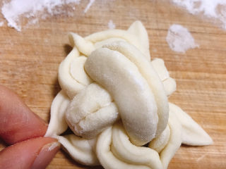 15、花样馒头,将下面对称的两边往90度方向对称的捏一下