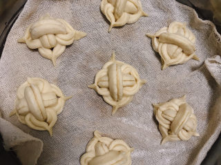 16、花样馒头,放到蒸锅中进行二次发酵