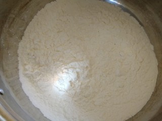 1、酸菜肉丝面,一碗半面粉。