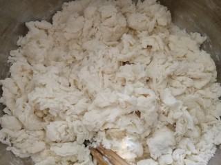 3、酸菜肉丝面,搅拌成絮状。