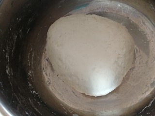 4、酸菜肉丝面,揉成微软的面团，密封松弛一会儿。
