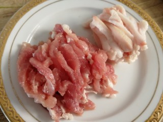 5、酸菜肉丝面,前槽肉切丝，肥瘦分开。