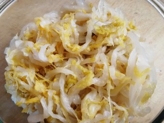 6、酸菜肉丝面,酸菜丝清水洗一遍，轻攥掉水份。
