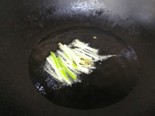 7、酸菜肉丝面,热锅凉油，油微热放入葱姜丝，小火炒香。(酸菜喜油，比平时炒菜多一些油)