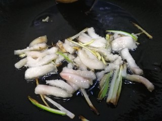 8、酸菜肉丝面,先下肥肉，文火煸炒出油脂。