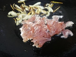 9、酸菜肉丝面,再下瘦肉丝，文火炒熟。