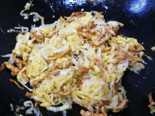 11、酸菜肉丝面,放入酸菜丝，文火翻炒。
