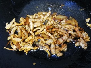 10、酸菜肉丝面,加白酒，料酒，文火烹香去腥。再加1勺生抽，半勺老抽，文火炒上色。