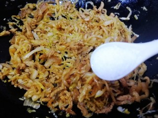 12、酸菜肉丝面,炒出微微酸味，炒出噼啪声，加一小勺盐。