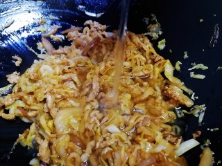 13、酸菜肉丝面,加800ml开水,中小火炖一会，炖出酸味汤汁。