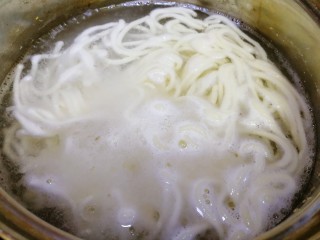 15、酸菜肉丝面,文火把面条煮熟。
