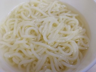 16、酸菜肉丝面,过两遍凉水，滤干水份。