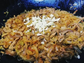 17、酸菜肉丝面,汤汁收到浓稠放入蒜末，拌匀即可。