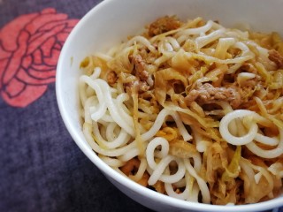18、酸菜肉丝面,取适量酸菜肉丝加点汤汁和面条翻拌均匀。