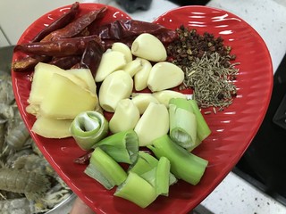 1、香辣皮皮虾,准备辅料葱姜蒜，干辣椒，花椒，孜然，备用