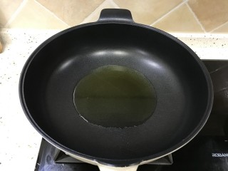 4、香辣皮皮虾,锅里放油