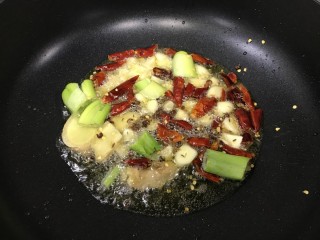 5、香辣皮皮虾,把辅料倒入锅里小火煸炒