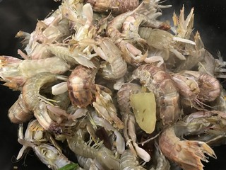 6、香辣皮皮虾,倒入皮皮虾改大火煸炒