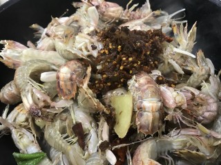 8、香辣皮皮虾,加入香辣菜煸炒