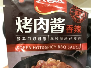 9、香辣皮皮虾,加入半袋烧烤酱和糖煸炒均匀