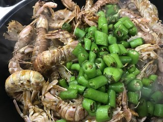 10、香辣皮皮虾,加入青辣椒段