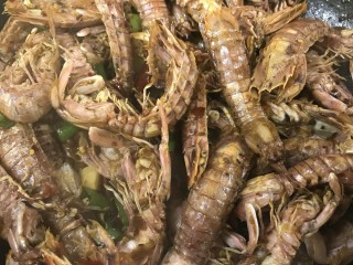 11、香辣皮皮虾,煸炒均匀即可出锅