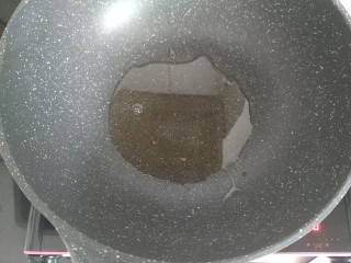 2、咸蛋黄糯米烧麦,不粘炒锅加热倒入适量食用油；