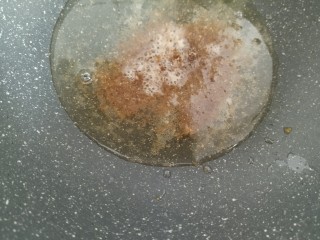 3、咸蛋黄糯米烧麦,五香粉加入食用油爆香；